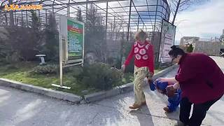 直接把狮子推下水！俄罗斯饲养员太勇敢了